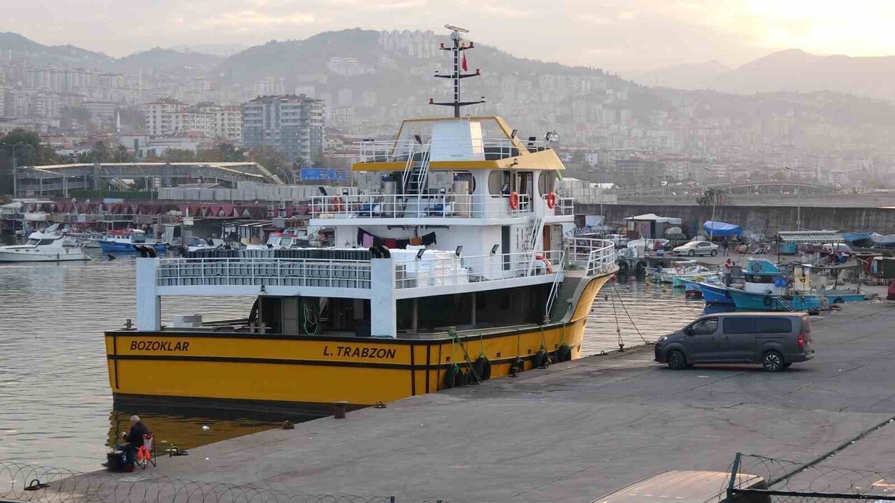 HAMSİ YOĞUNLUĞU NEDENİYLE TEKNE ÇALIŞANLARI ZAMAN ZAMAN UYKUSUZ BİLE KALIYOR