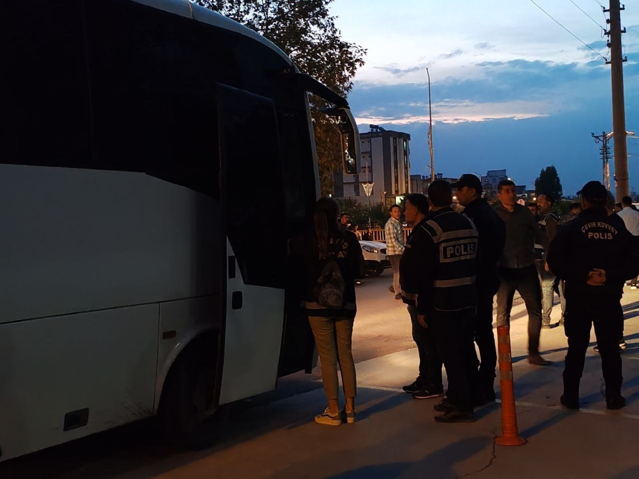 HATAY'DA 7 KİŞİNİN YARALANDIĞI SOKAK ORTASINDA YAŞANAN SİLAHLI KAVGAYLA İLGİLİ ADLİ MERCİLERE SEVK...