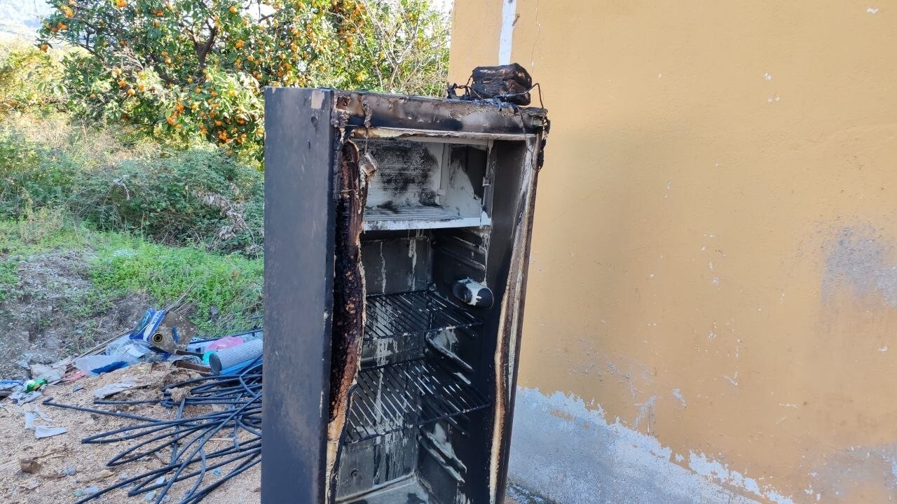 HATAY'DA BUZDOLABININ KABLOSUNDAN ÇIKAN YANGINDA EV YANARAK KULLANILMAZ HALE GELİRKEN, ANNE VE...