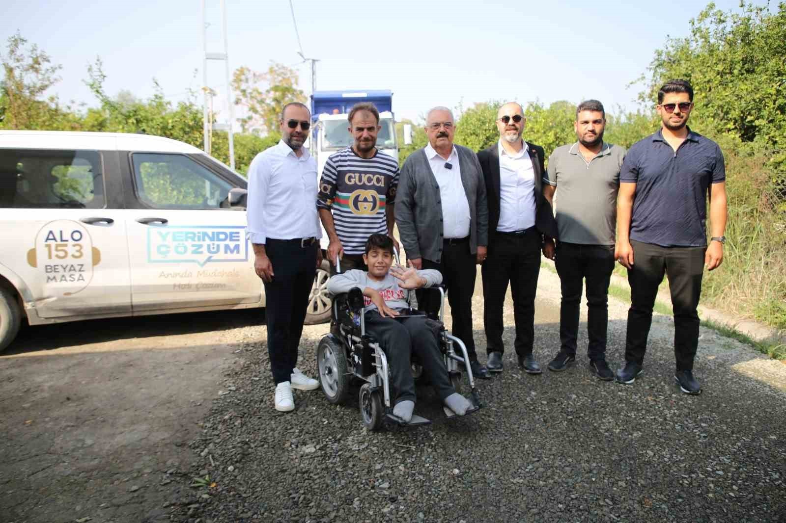 HATAY'DA EVİNİN BULUNDUĞU SOKAKTA TEKERLEKLİ SANDALYESİYLE İLERLEMEKTE GÜÇLÜK ÇEKEN ALİ YILDIZ’IN...