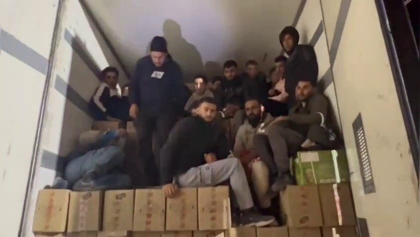 HATAY'DA POLİS EKİPLERİNCE DURDURULAN TIRIN DORSESİNDEN 16 KAÇAK GÖÇMEN ÇIKARKEN, OLAYLA İLGİLİ...