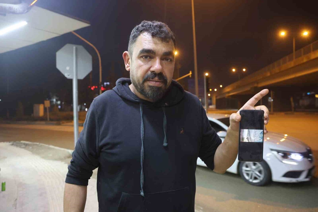 HATAY'DA SEYİR HALİNDE OLAN MİKSERİN YOLA BETON DÖKTÜĞÜ VE MİKSER SÜRÜCÜSÜNE VATANDAŞLAR...