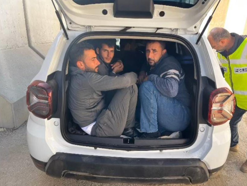 HATAY'DA TIKA BASA DOLDURULAN 2 ARAÇTAKİ 12 GÖÇMEN YAKALANIRKEN, 3 ORGANİZATÖR TUTUKLANDI.