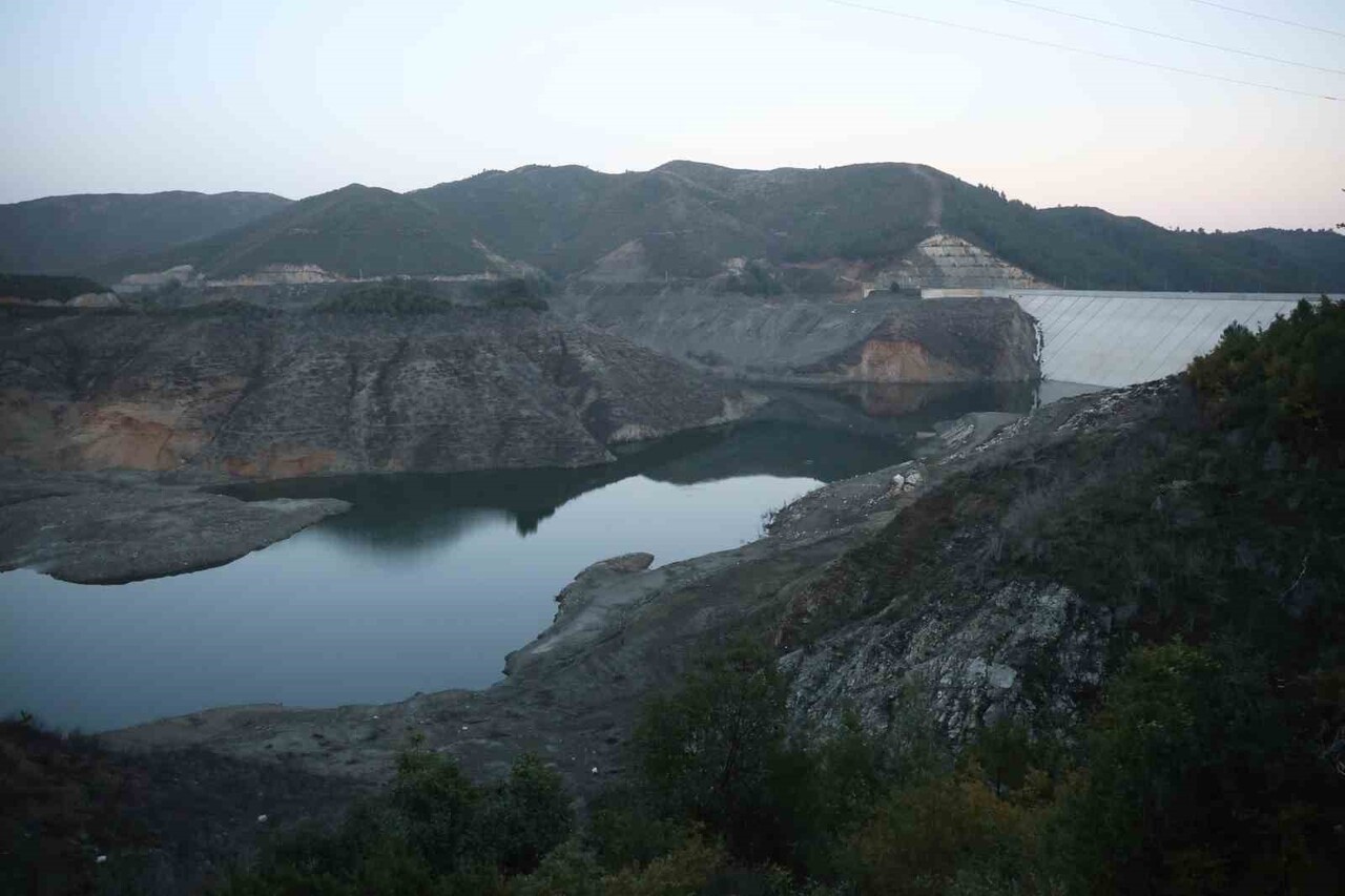 HATAY'DA YAĞIŞSIZ VE KURAK GEÇEN KIŞ AYLARIYLA BİRLİKTE KENTİN İÇME SUYUNU KARŞILAYAN KARAÇAY...