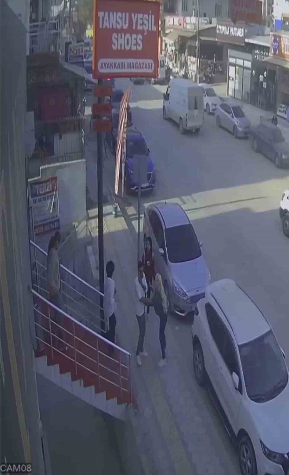 HATAY'DA YAŞANAN 3.9 BÜYÜKLÜĞÜNDEKİ DEPREMİN KORKUTTUĞU VATANDAŞLARIN İŞ YERİNDEN KAÇTIKLARI ANLAR...