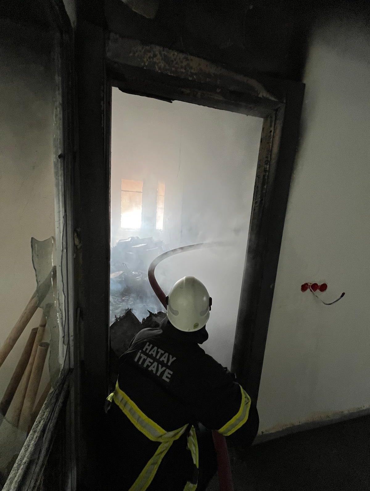 HATAY’DA ALEVLERE TESLİM OLAN DEPO YANARAK KULLANILMAZ HALE GELDİ.