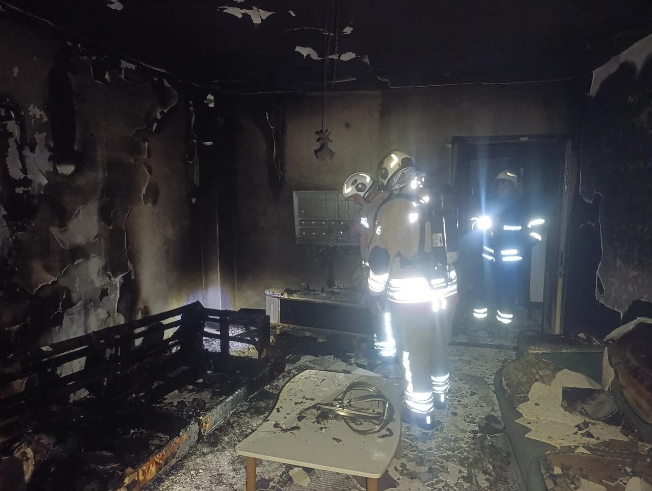 HATAY’DA ALEVLERE TESLİM OLARAK YANAN EV KULLANILMAZ HALE GELDİ.