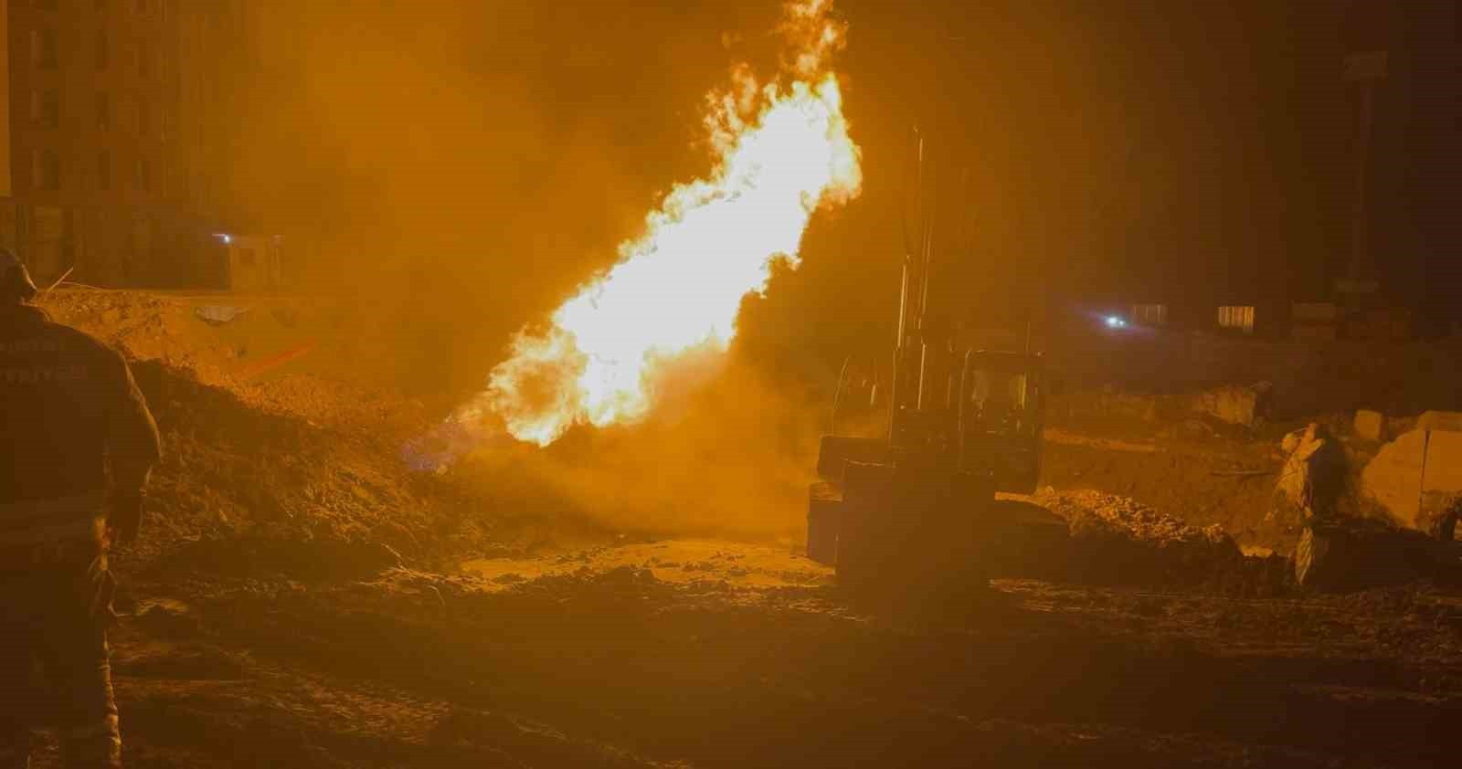 HATAY’DA ALT YAPI ÇALIŞMALARI ESNASINDA DOĞALGAZ BORUSU PATLADI. PATLAYAN BORUYA MÜDAHALE...