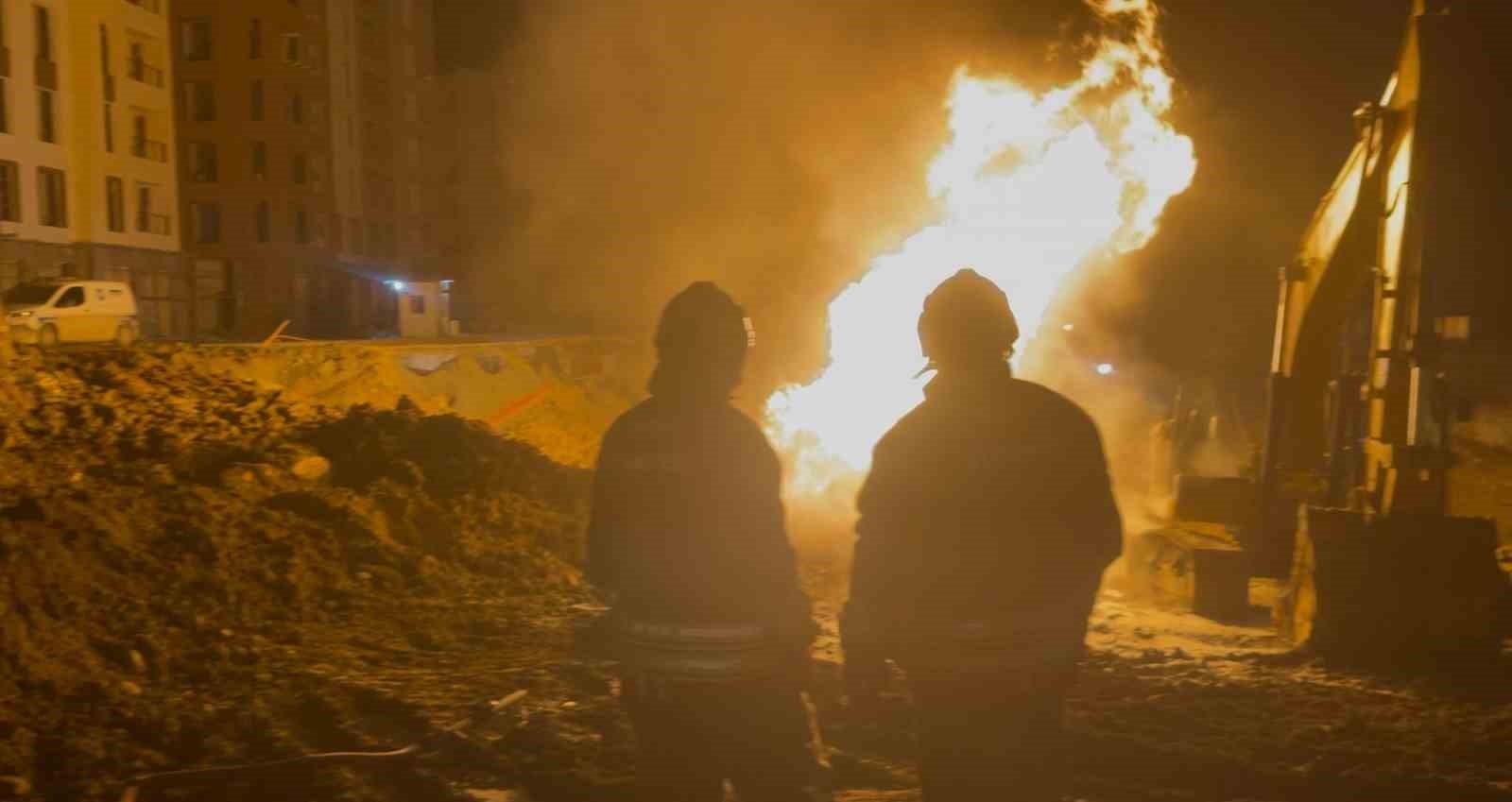 HATAY’DA ALT YAPI ÇALIŞMALARI ESNASINDA DOĞALGAZ BORUSU PATLADI. PATLAYAN BORUYA MÜDAHALE...