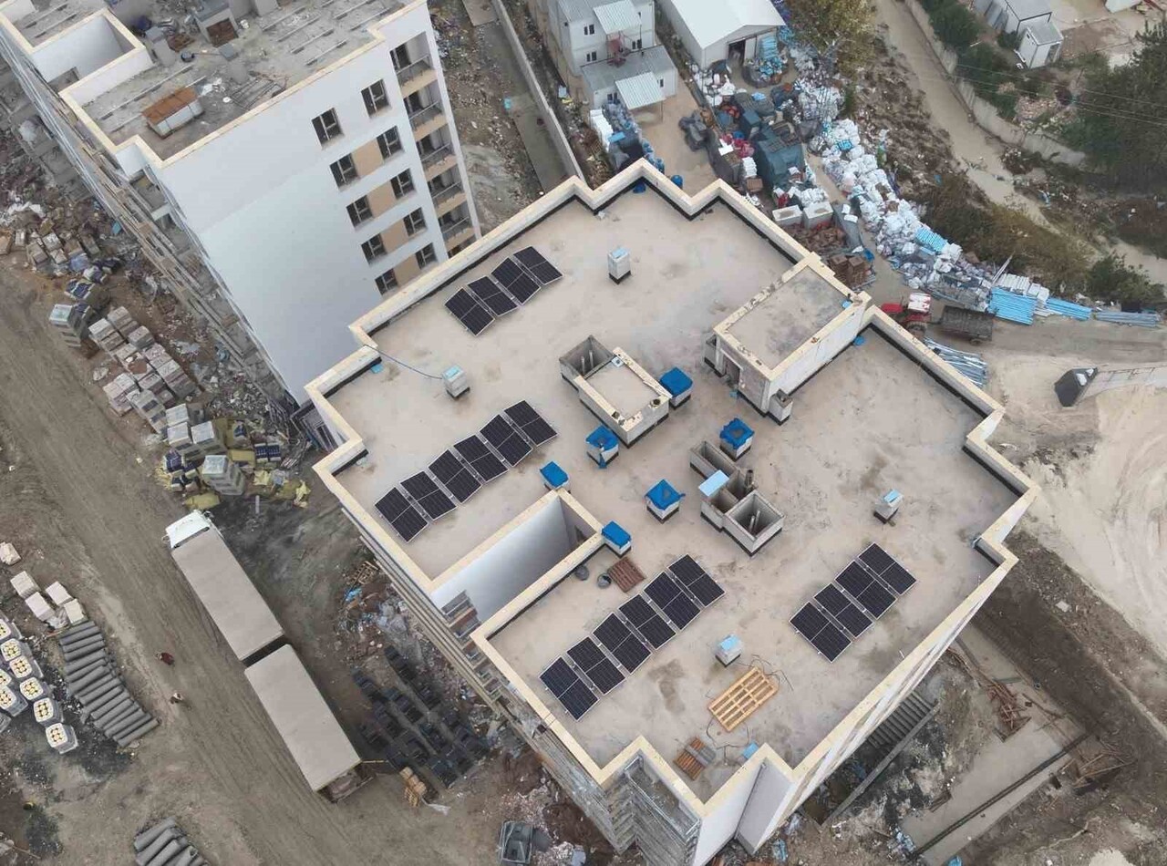 HATAY’DA ÇATI TİPİ GES KURULUMUNA BAŞLAYAN TEK ENERJİ BÖLGENİN ENERJİ ALTYAPISINI DAHA VERİMLİ VE...