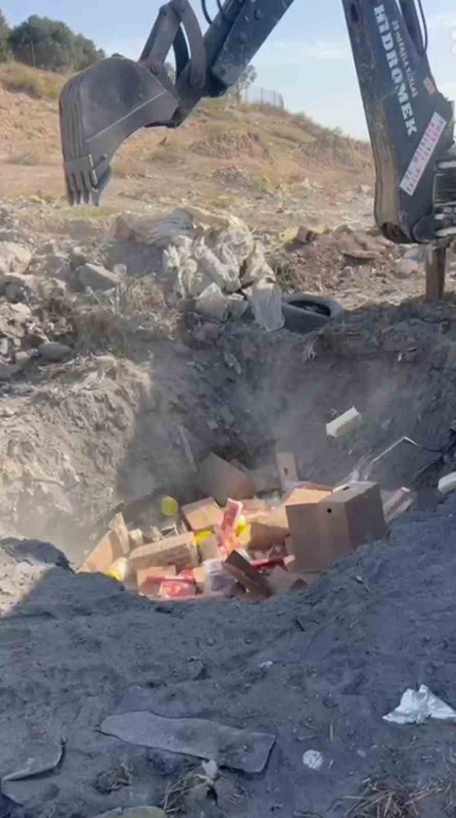 HATAY’DA DENETİMLERDE ELE GEÇİRİLEN VE HALK SAĞLIĞI TEHDİT EDEN  PEYNİR, KETÇAP İLE SUCUKTAN...