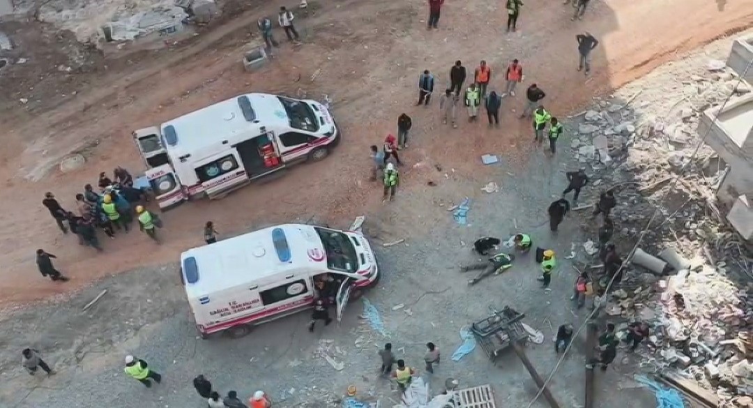 HATAY’DA İNŞAAT SIRASINDA 25 METRELİK VİNÇTE OLUŞAN ARIZA NEDENİYLE DEVRİLDİĞİ ESNADA VİNÇTE...