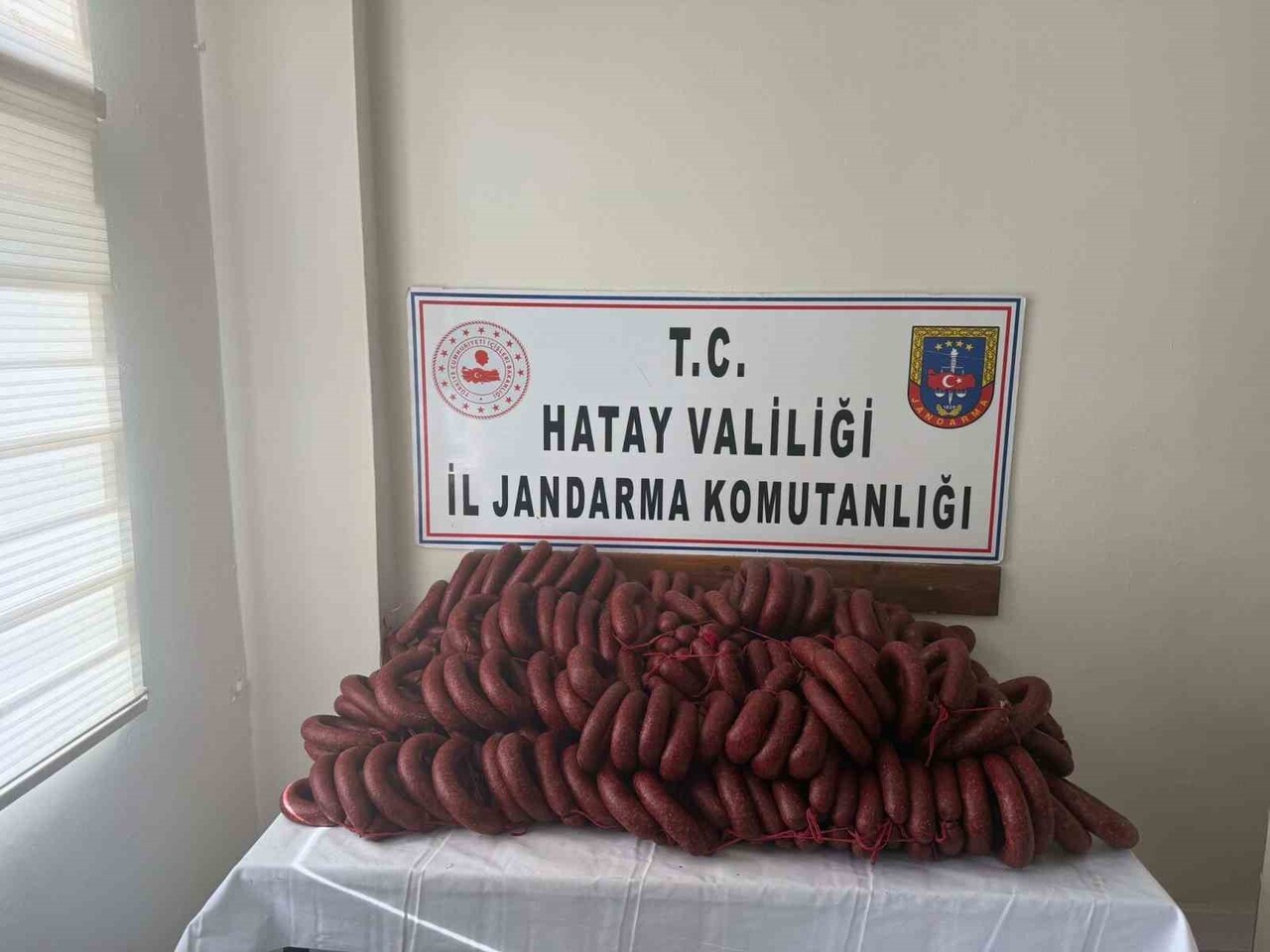 HATAY’DA JANDARMA EKİPLERİ TARAFINDAN DURDURULAN ARAÇTA MENŞEİ BELİRSİZ 120 KİLOGRAM ET SUCUĞU ELE...