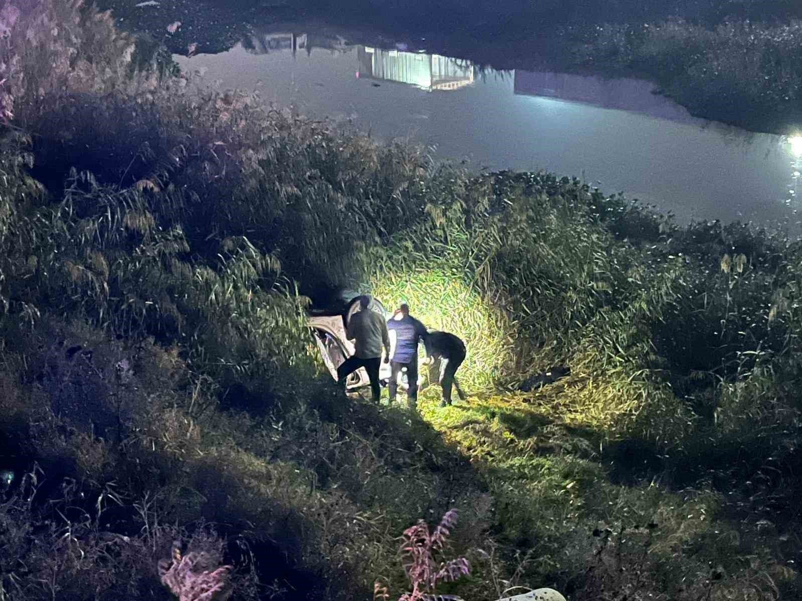 HATAY’DA KAÇAK GÖÇMENLERİ TAŞIYAN OTOMOBİLİN ASİ NEHRİNE UÇMASIYLA YAŞANAN KAZADA 8’İ GÖÇMEN 9...