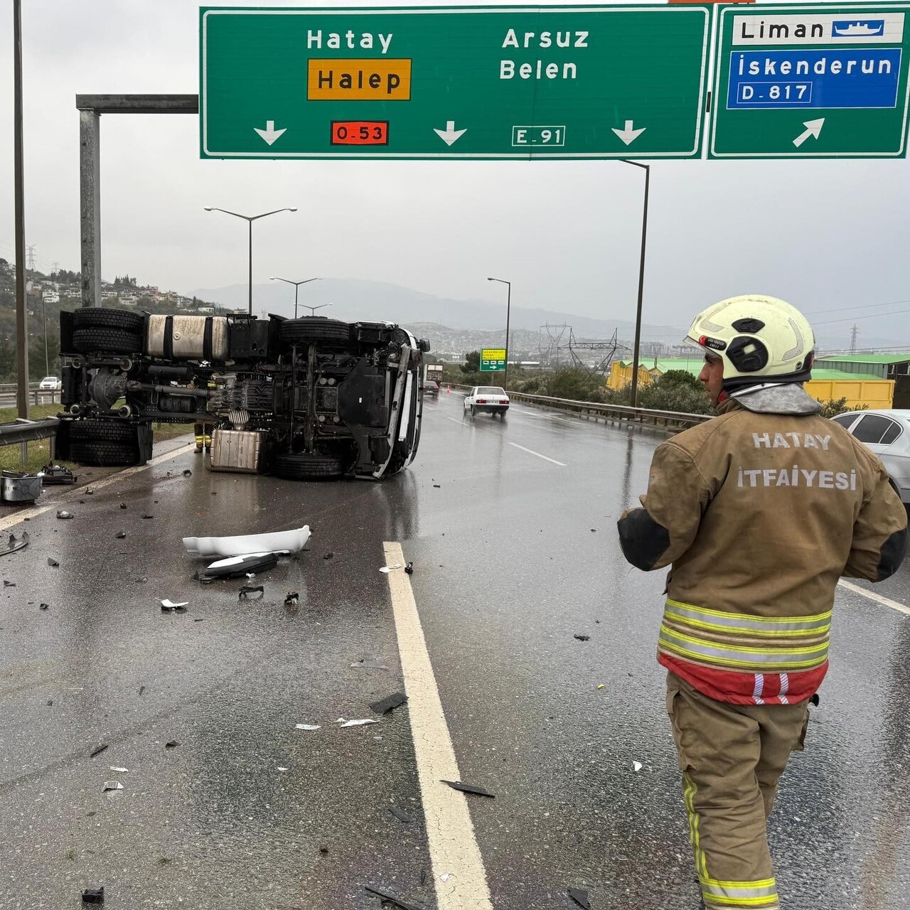 HATAY’DA KAYGANLAŞAN ZEMİNDE KONTROLDEN ÇIKARAK DEVRİLEN TIRIN SÜRÜCÜSÜ YARALANDI.
