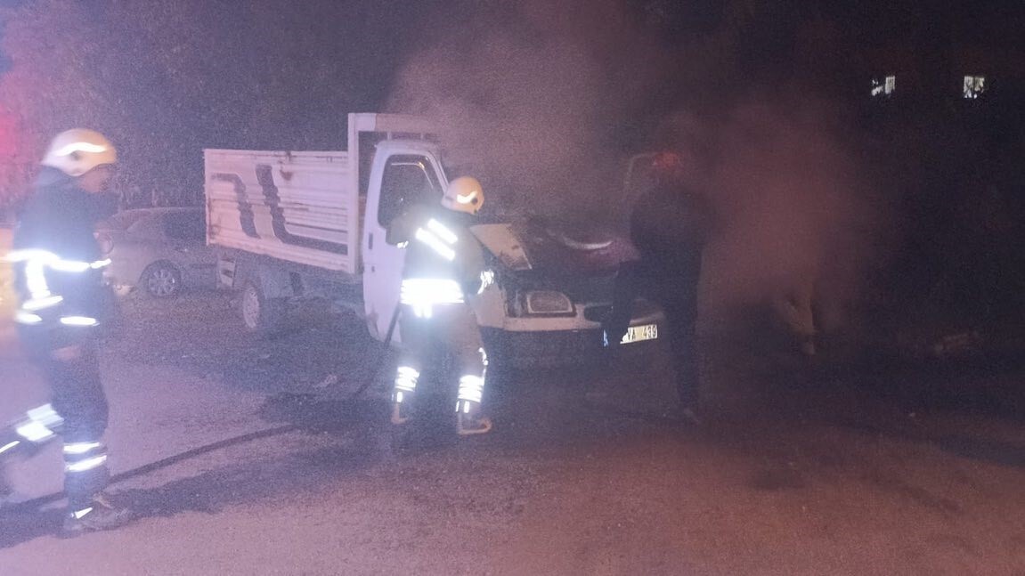 HATAY’DA MOTOR KISMI YANAN PİKAPTA HASAR OLUŞTU.