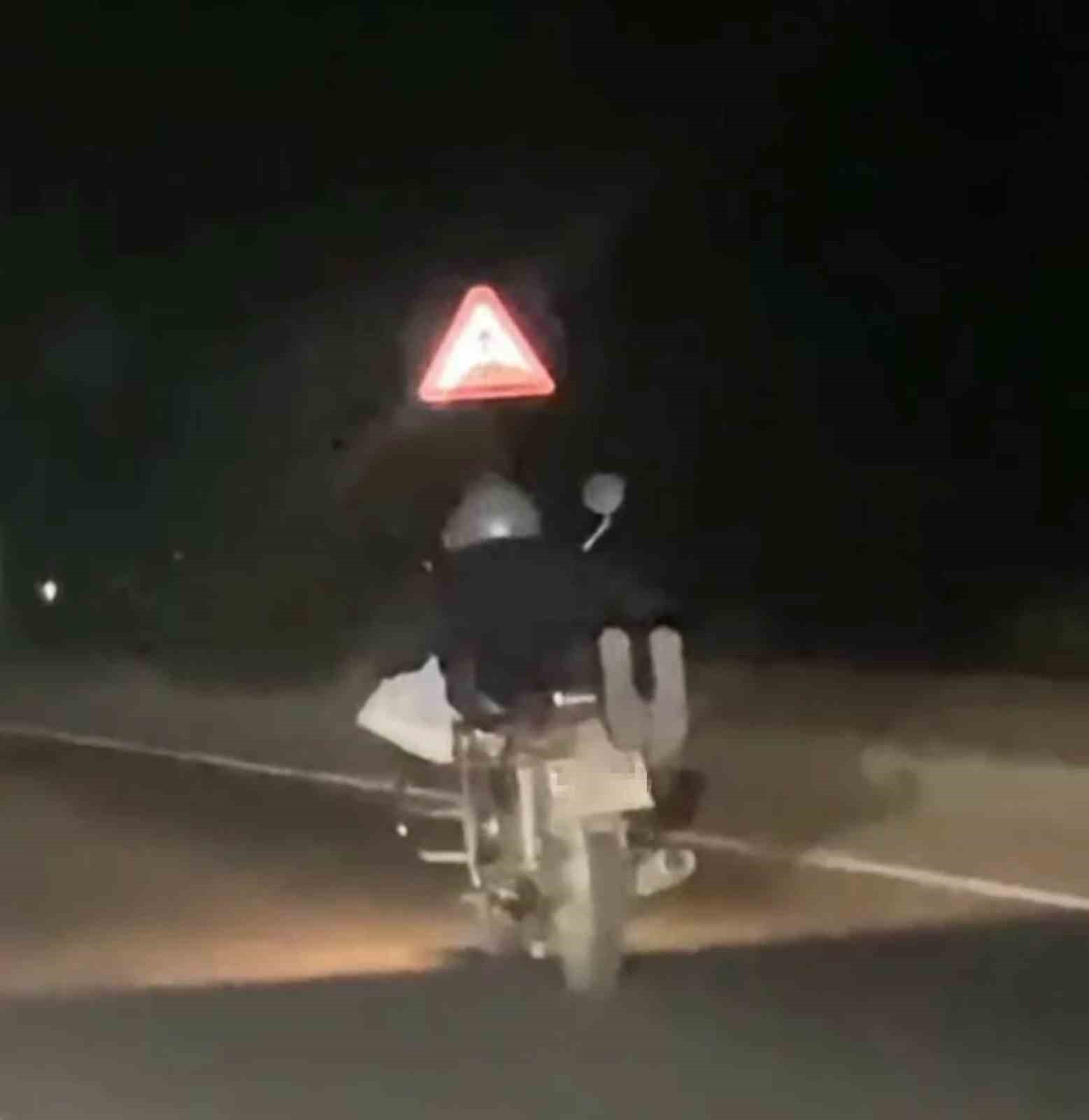 HATAY’DA MOTOSİKLETİN ÜZERİNE YATARAK ŞOV YAPAN ADAY SÜRÜCÜYE 5 BİN 146 TL TRAFİK CEZASI...