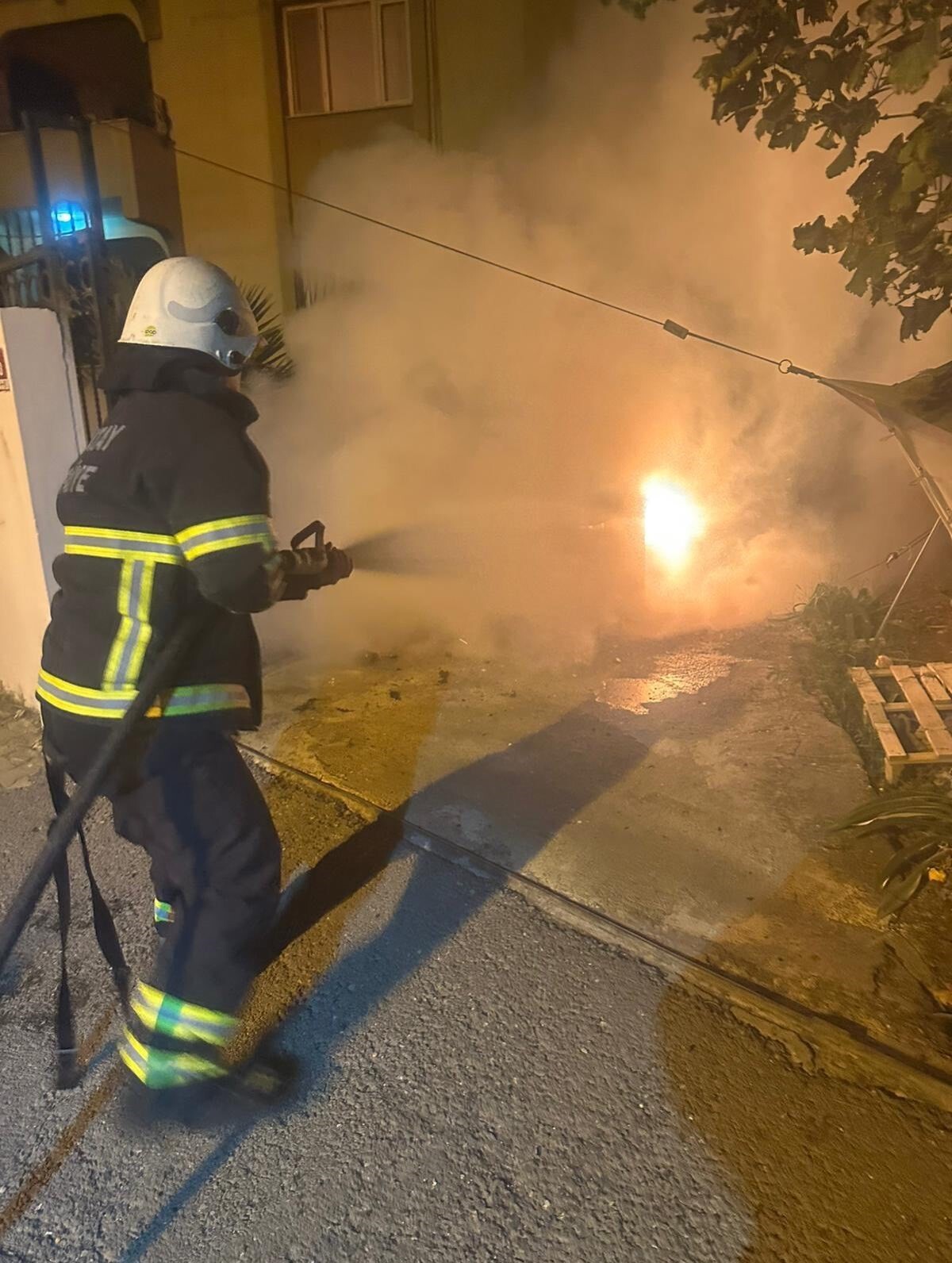 HATAY’DA PARK HALİNDEYKEN ALEVLERE TESLİM OLAN OTOMOBİL KULLANILMAZ HALE GELDİ.