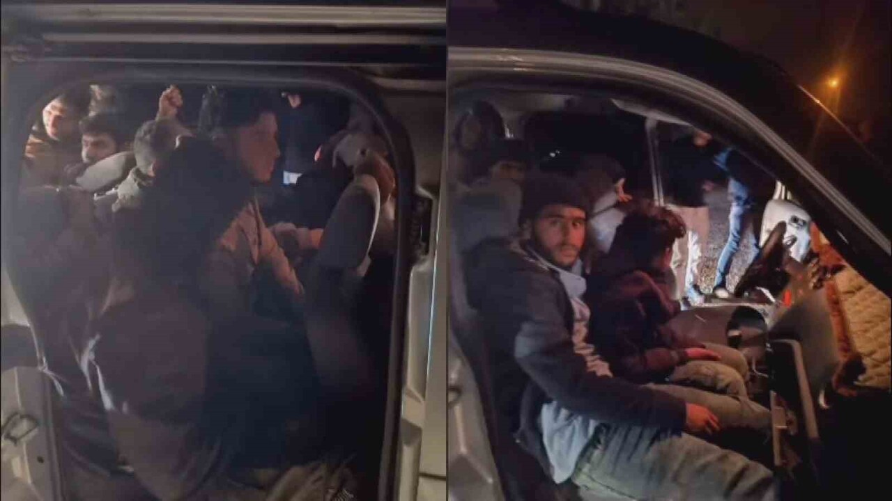 HATAY’DA POLİS EKİPLERİNCE YAPILAN ÇALIŞMALARDA DURDURULAN HAFİF TİCARİ ARAÇTAKİ 13 GÖÇMEN...