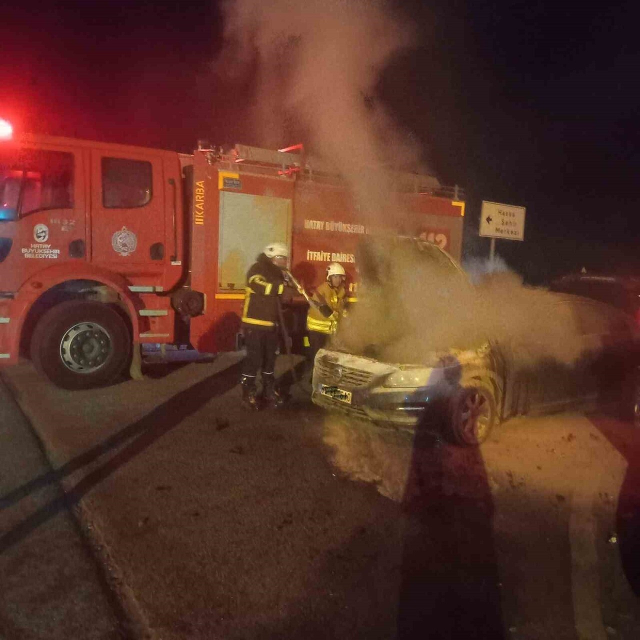 HATAY’DA SEYİR HALİNDEYKEN ALEVLERE TESLİM OLAN OTOMOBİLDE HASAR OLUŞTU.
