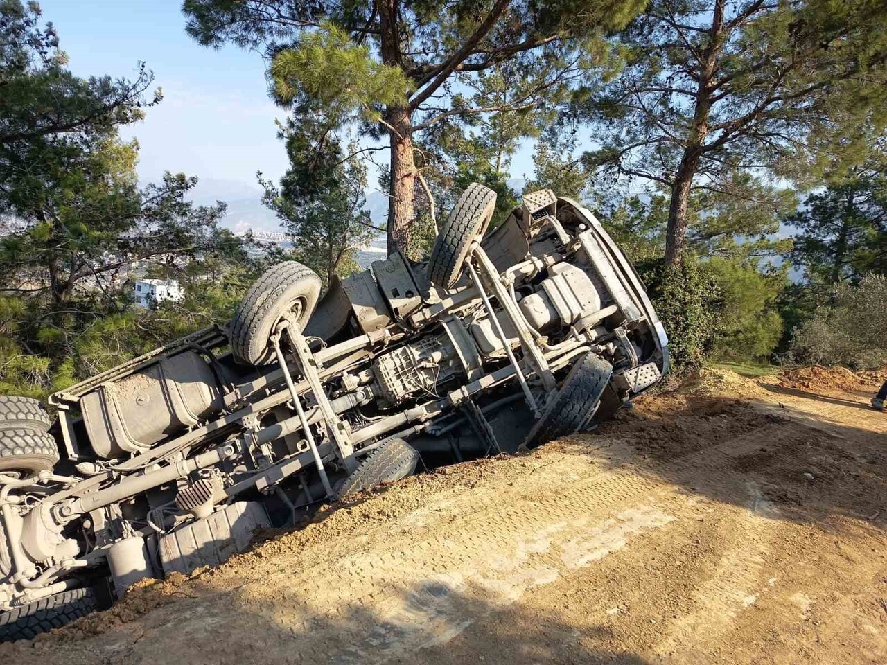 HATAY’DA YAYLA MEVKİİNDE UÇURUMA DEVRİLEN HAFRİYAT KAMYONUNUN SÜRÜCÜSÜ YARALANDI.