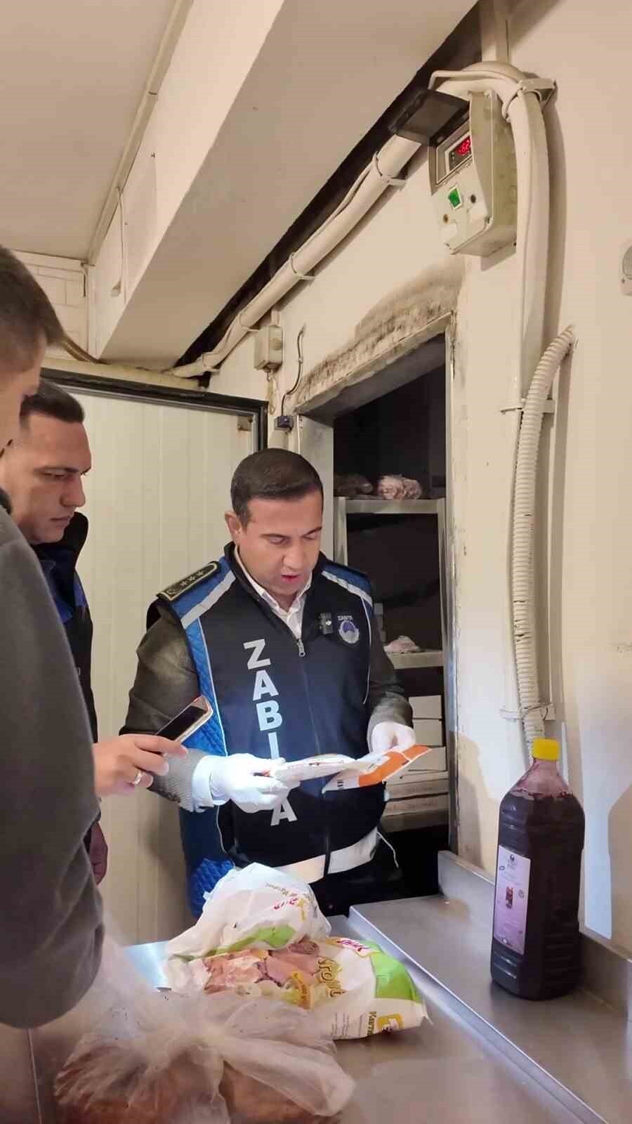 HATAY (İHA) - HATAY’IN DÖRTYOL İLÇESİNDE, DÖRTYOL BELEDİYESİ EKİPLERİ İLÇE GENELİNDEKİ GIDA...