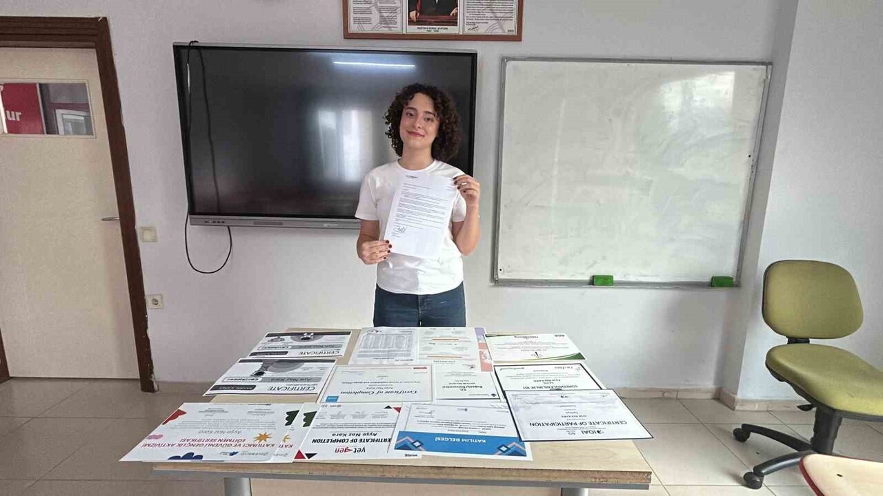 HATAY (İHA) - HATAY’IN DÖRTYOL İLÇESİNDE YAŞAYAN  AYŞE NAZ KARA, TAYLAND’DA DÜZENLENEN SİNGAPORE...