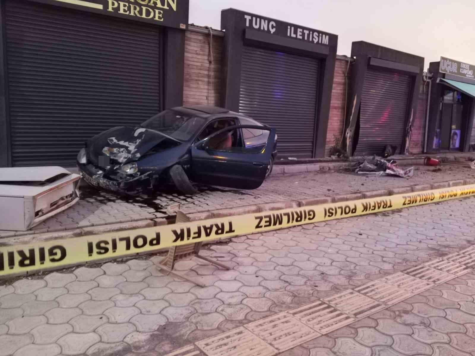 HATAY (İHA) - HATAY’IN İSKENDERUN İLÇESİNDE KONTROLDEN ÇIKAN BİR OTOMOBİL KALDIRIMDA YÜRÜYEN...