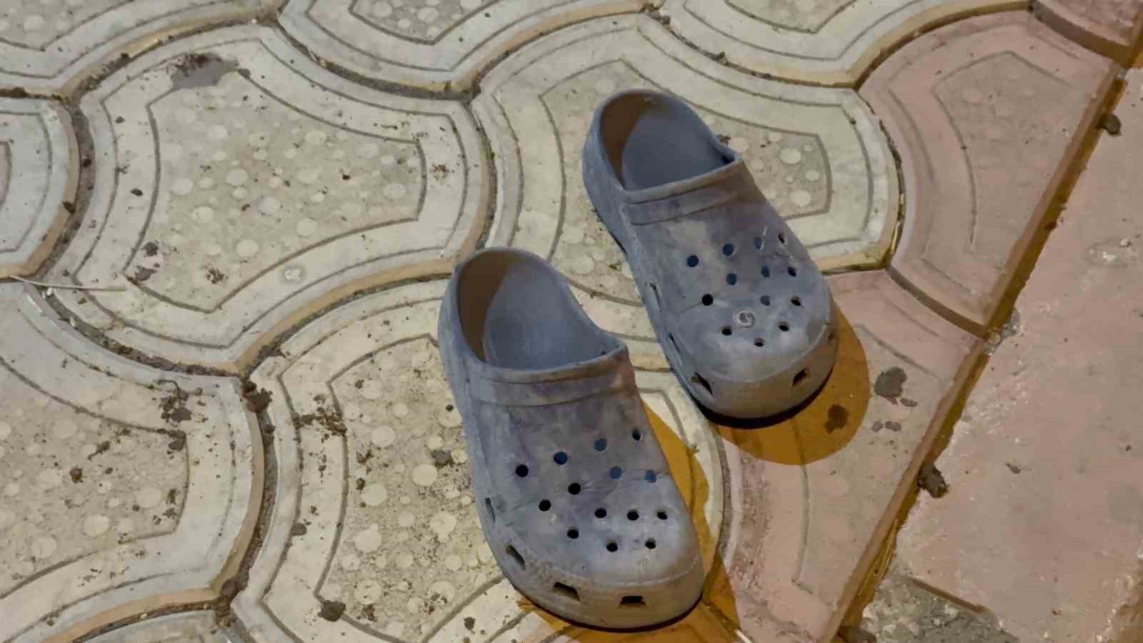 HATAY (İHA) - HATAY’IN İSKENDERUN İLÇESİNDE KONTROLDEN ÇIKAN BİR OTOMOBİL KALDIRIMDA YÜRÜYEN...