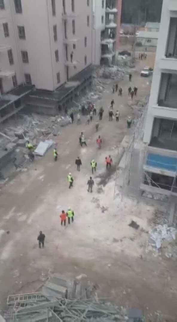 HATAY’IN ANTAKYA İLÇESİNDE ŞANTİYEDE ANLAŞMAZLIK NEDENİYLE İŞÇİLER ARASINDA ÇIKAN KAVGADA ORTALIK...