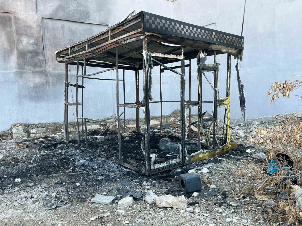 HATAY’IN ANTAKYA İLÇESİNDE TAKSİ KULÜBESİNDE ÇIKAN YANGIN, İTFAİYE EKİPLERİ TARAFINDAN...