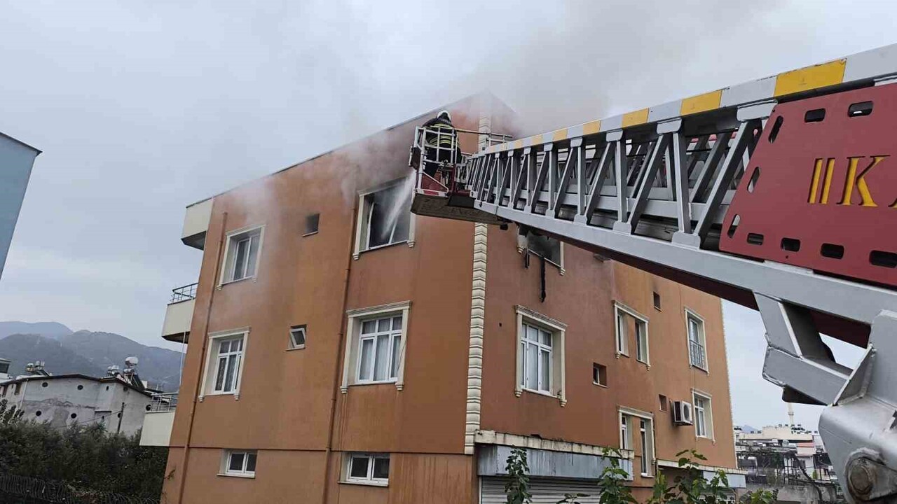 HATAY’IN DÖRTYOL İLÇESİNDE BİR APARTMANIN EN ÜST KATINDA ÇIKAN YANGIN BÜYÜMEDEN...