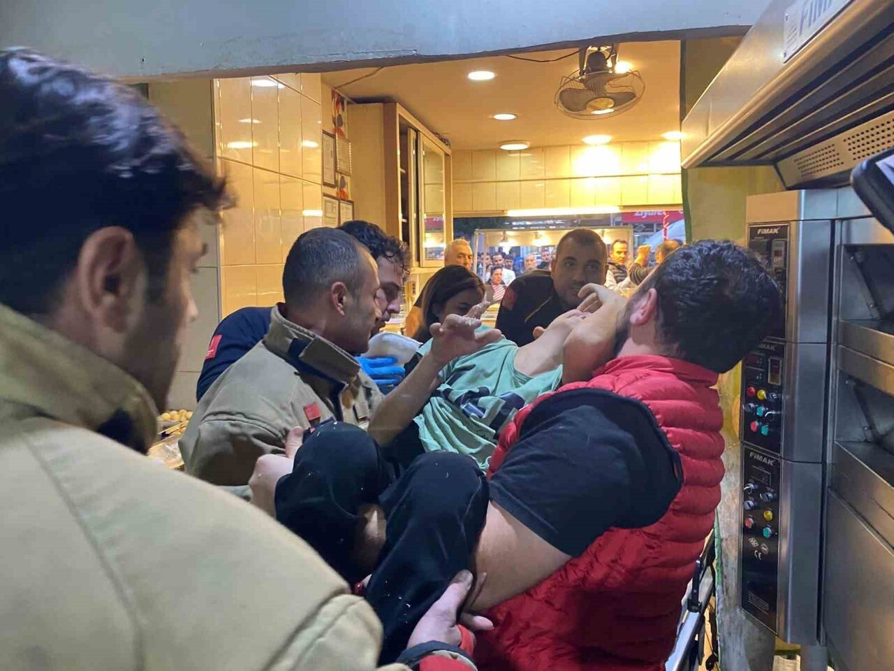 HATAY’IN İSKENDERUN İLÇESİNDE HAMUR KARIŞTIRMA MAKİNESİNE ELİ SIKIŞAN KÜÇÜK ÇOCUK, HATAY...