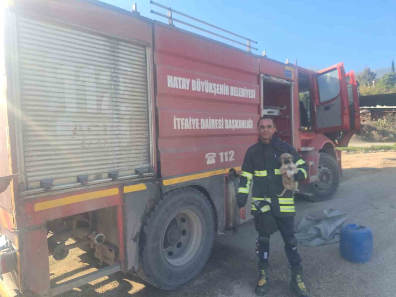HATAY’IN KIRIKHAN İLÇESİNDE 6 METRE DERİNLİĞİNDEKİ ÇUKURA DÜŞEN YAVRU KÖPEĞİ, İTFAİYE EKİPLERİ...