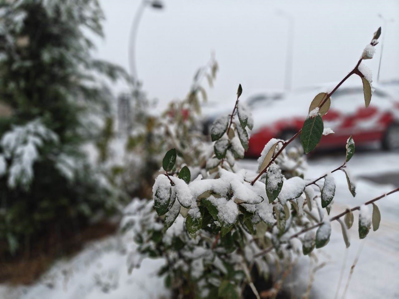 HAVA SICAKLIKLARININ DÜŞTÜĞÜ KAYSERİ’DE, KENTİN YÜKSEK KESİMLERİNE KAR YAĞDI.