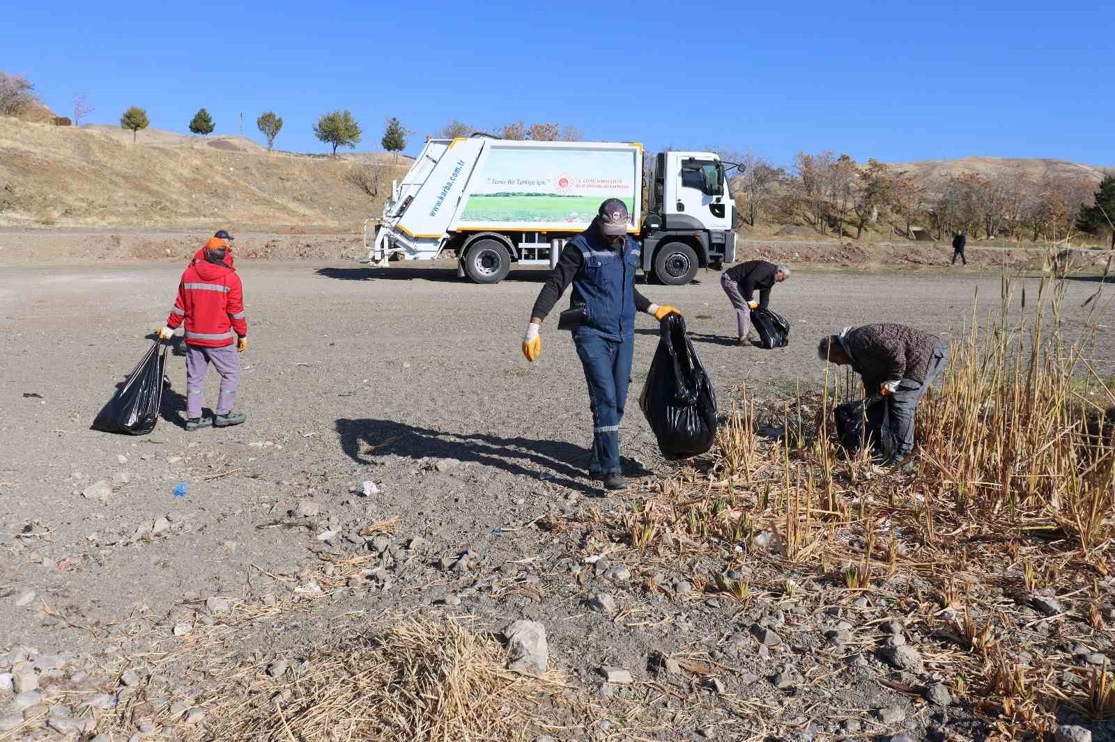 HAZAR GÖLÜ’NDE TEMİZLİK ÇALIŞMASI