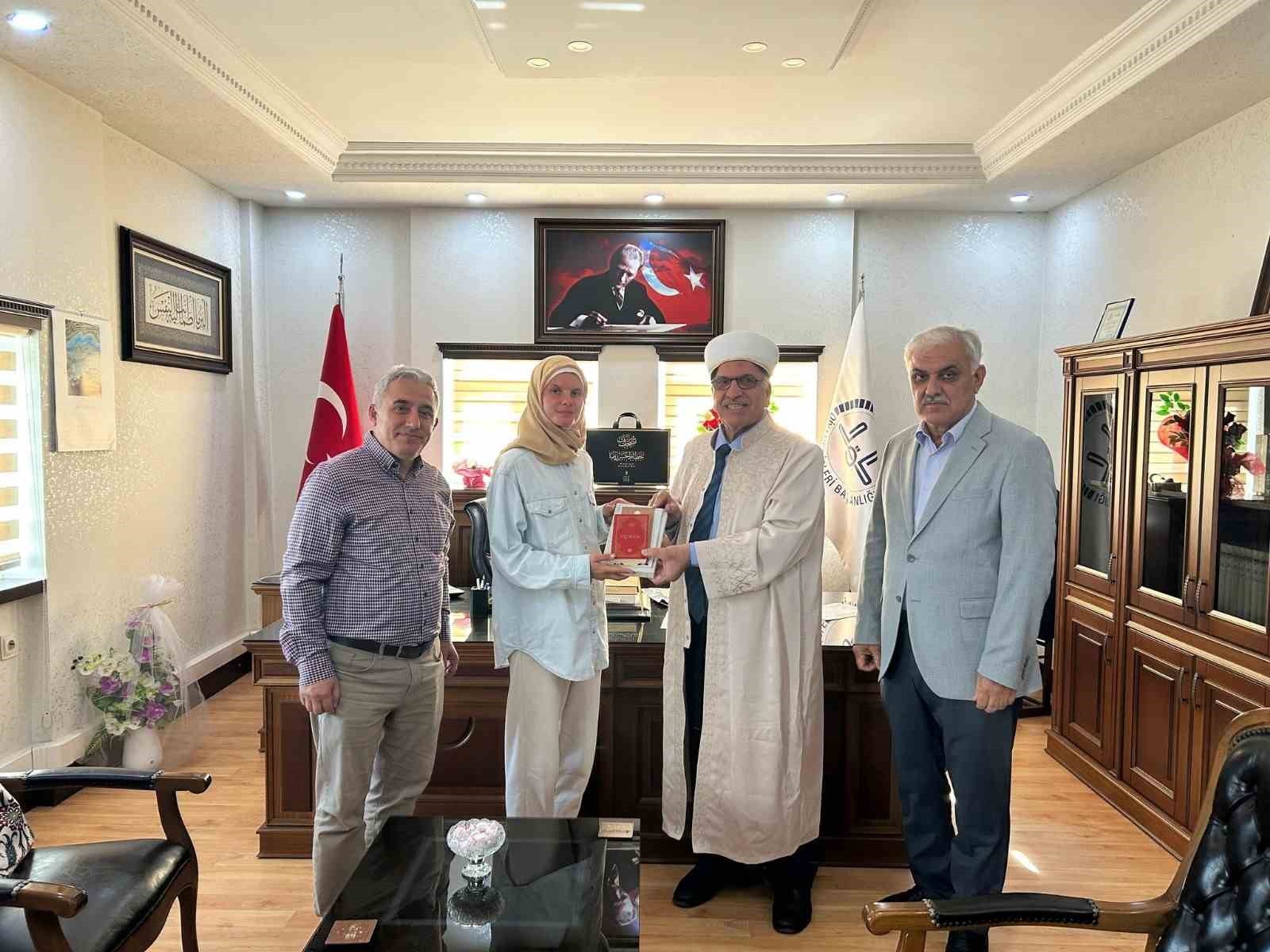 HER YIL TÜRKİYE’YE GELEREK TATİLLERDE İSLAMİYETİ ARAŞTIRAN POLONYALI GAZETECİ ALEKSANDRA ...