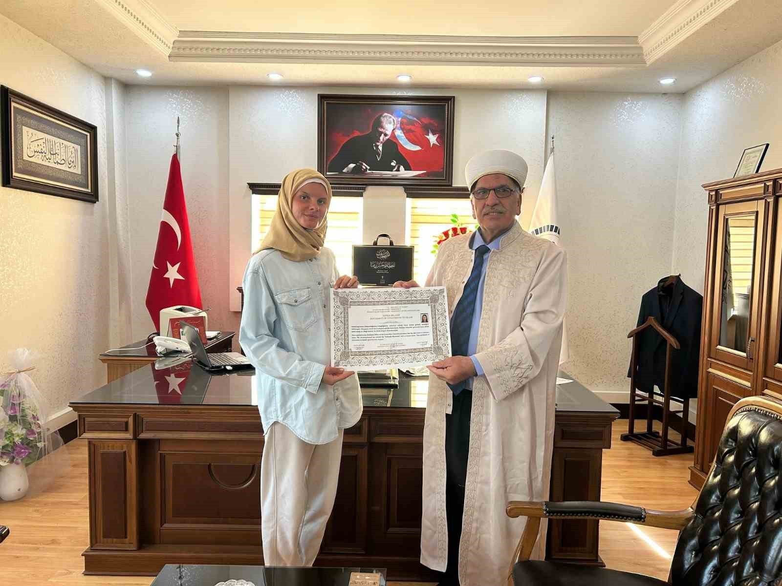 HER YIL TÜRKİYE’YE GELEREK TATİLLERDE İSLAMİYETİ ARAŞTIRAN POLONYALI GAZETECİ ALEKSANDRA ...