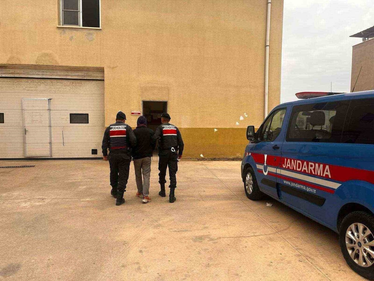 HIRSIZLIK SUÇUNDAN 25 YIL KESİNLEŞMİŞ CEZAYLA ARANAN ŞAHSI JANDARMA YAKALADI