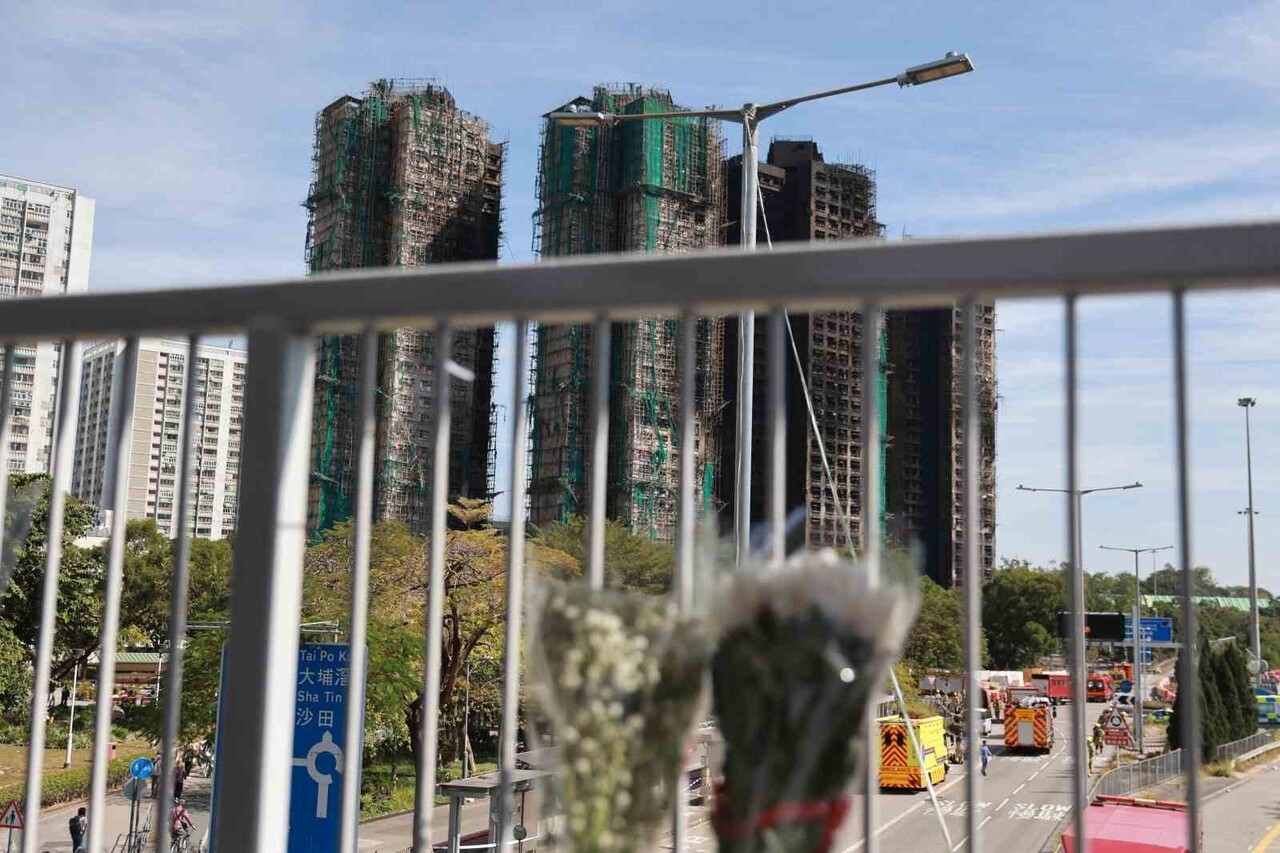 HONG KONG'DAKİ YANGIN FACİASINDA HAYATINI KAYBEDENLERİN SAYISININ 128’E YÜKSELDİĞİ...