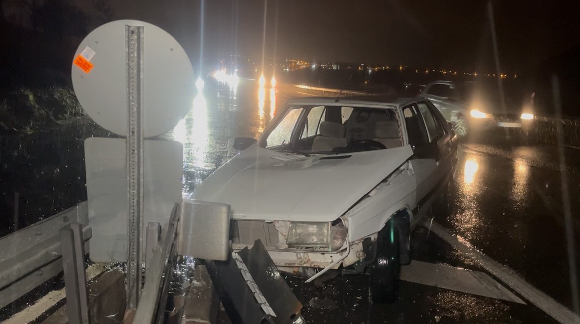 HURDAYA DÖNEN OTOMOBİLDEN YARA ALMADAN ÇIKTI, “EMNİYET KEMERİ TAKMASAM CAMDAN ÇIKARDIM”...