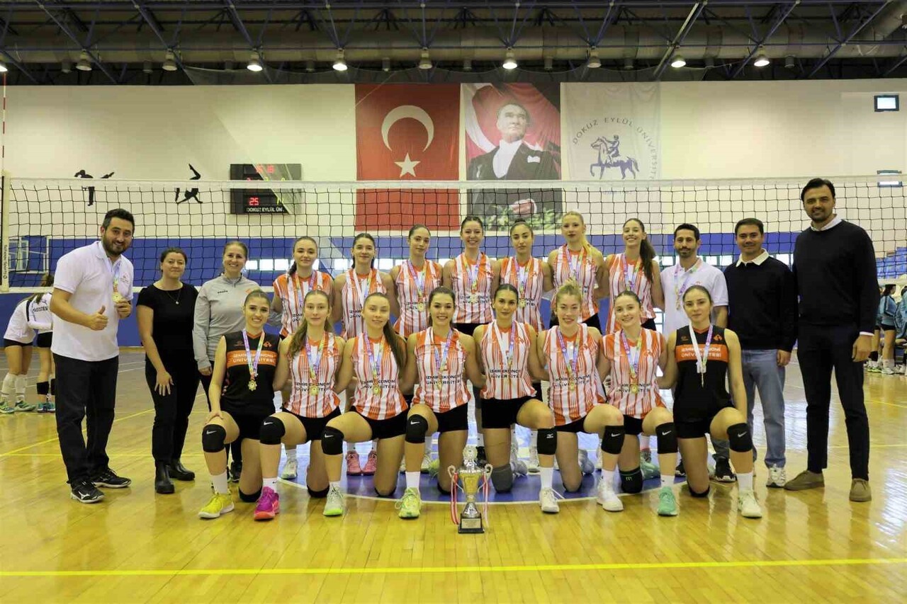 İEÜ KADIN VOLEYBOL TAKIMI, ÜNİVERSİTELER ARASINDA GERÇEKLEŞTİRİLEN İZMİR BÖLGE ŞAMPİYONASI'NDA...