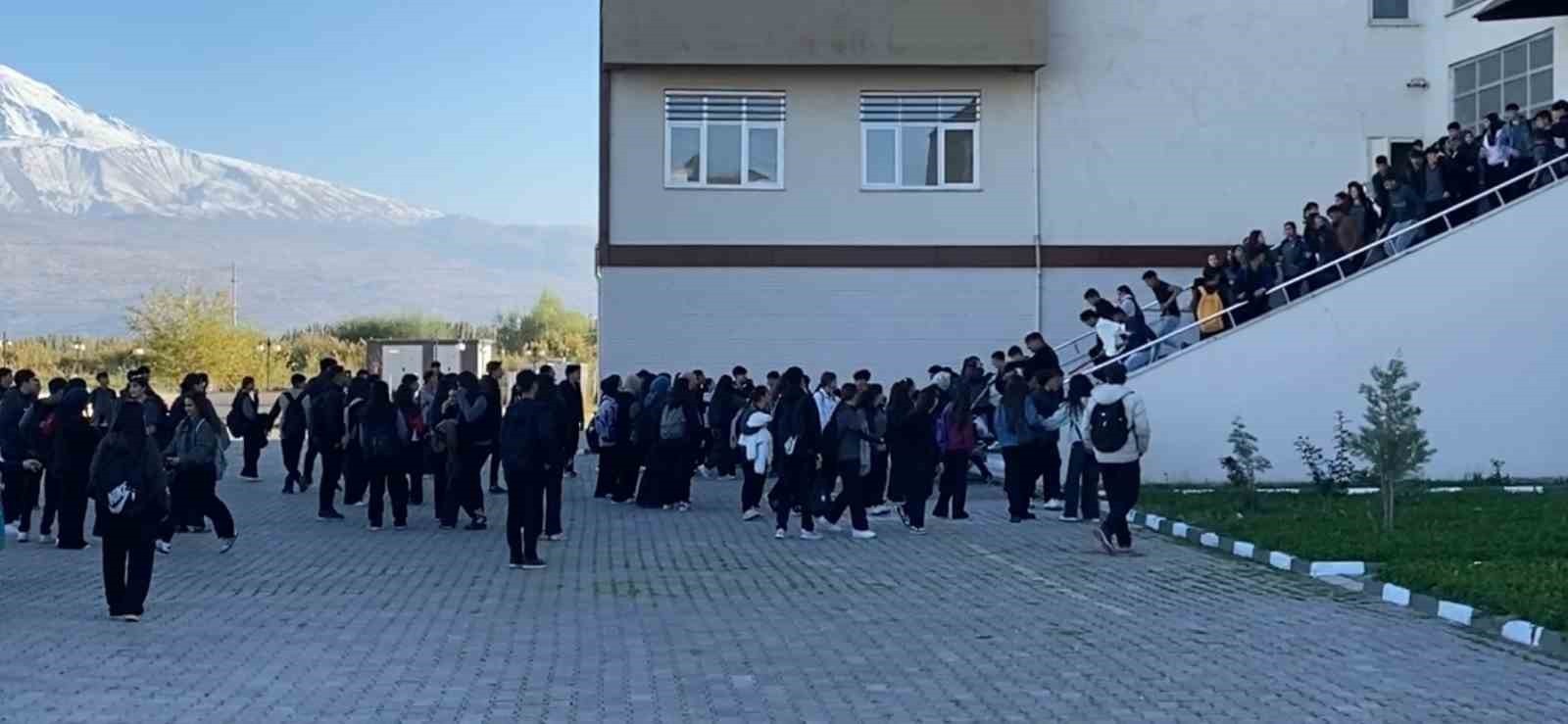 IĞDIR’DA ELİ SOPALI ŞAHISLAR OKUL BASTI