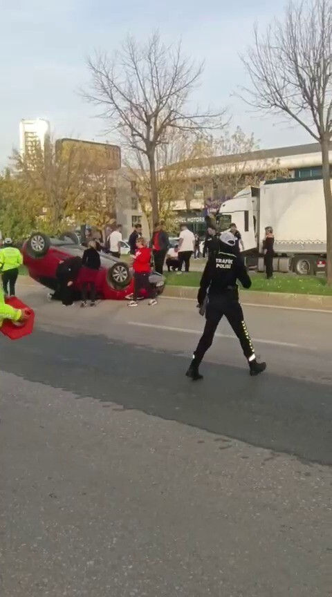 İKİ ARAÇ ÇARPIŞTI, TAKLA ATAN OTOMOBİLDE SÜRÜCÜ SIKIŞTI