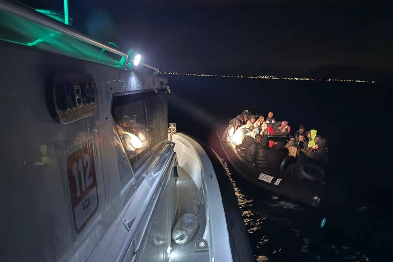 İKİ AYRI OPERASYONDA, YASA DIŞI YOLLARLA YURT DIŞINA ÇIKMAYA ÇALIŞAN 27 DÜZENSİZ GÖÇMEN...