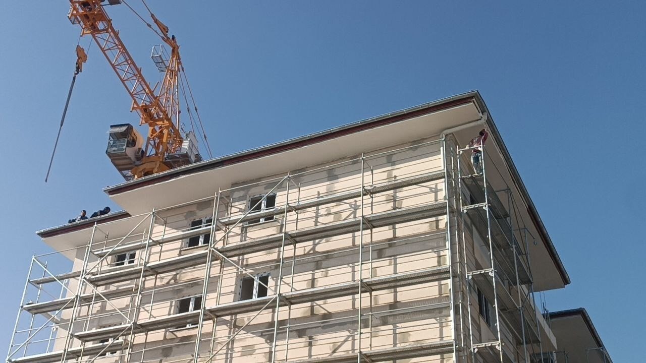 İKİ İŞÇİ ATLAMAK İSTEDİ, DİĞERLERİ İSE İŞLERİNE DEVAM ETTİ