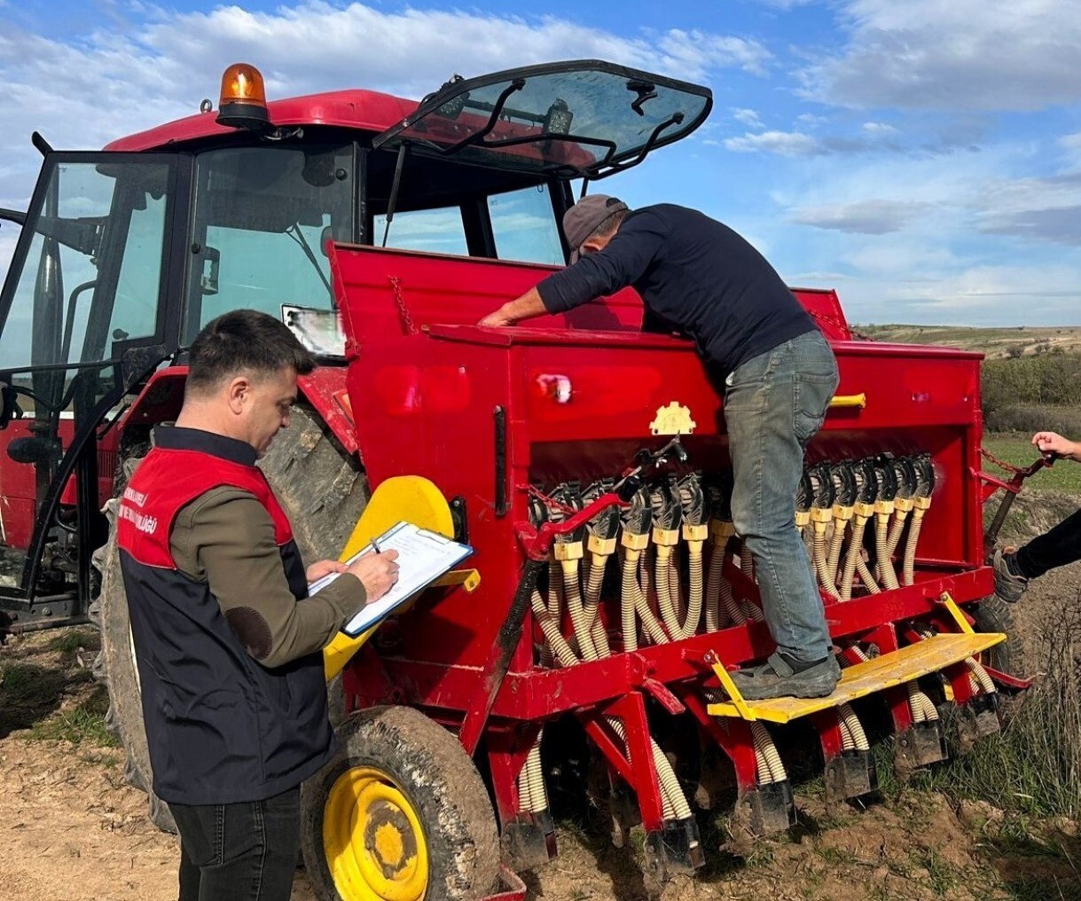 İL TARIM VE ORMAN MÜDÜRLÜĞÜ TEKNİK EKİPLERİ TARAFINDAN, PEHLİVANKÖY İLÇESİNDE YERLİ VE MİLLİ ARPA...