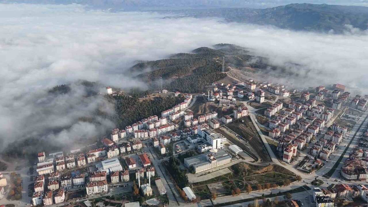 İLÇE MERKEZİ SABAH SAATLERİNDE ETKİLİ OLAN SİS TABAKASIYLA KAPLANIRKEN, BOYABAT KALESİ VE ÇEVRESİ...