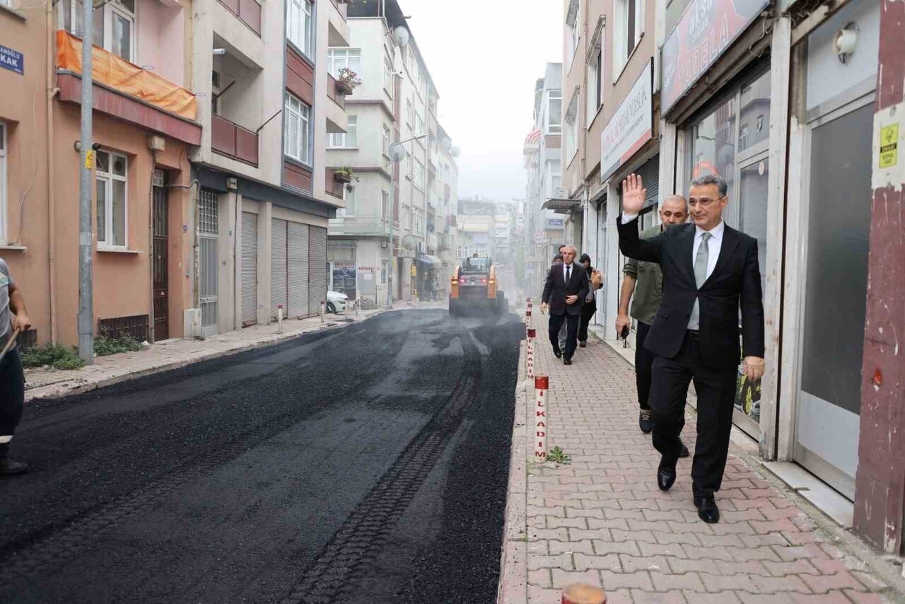 İLÇEDE YAPIMI DEVAM EDEN YOL YAPIM ÇALIŞMALARINI YERİNDE İNCELEYEN İLKADIM BELEDİYE BAŞKANI İHSAN...