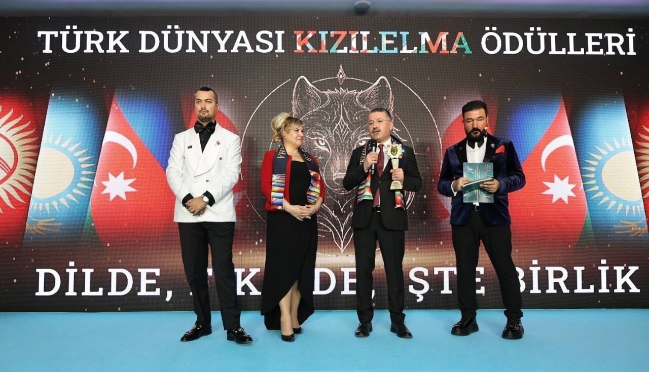 İNSAN VE TOPLUM ODAKLI BİLİMSEL FESTİVAL SOSYALFEST, TÜRK DÜNYASI KIZIL ELMA ÖDÜLLERİ’NDE "YILIN...